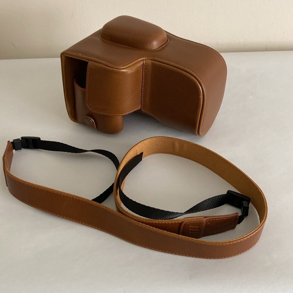 MegaGear MG1609 Ever Ready Leather Camera Case compatible with Canon EOS Rebel